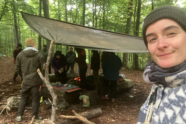 Gruppe unter Tarp – Zusammenleben im Natur Retreat