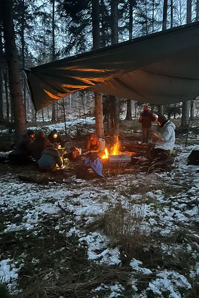 Camp im Winterwald – Natur Retreat bei jedem Wetter
