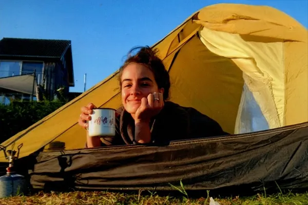 Lara Wolf im Zelt – Rückzug und Ruhe im Natur Retreat