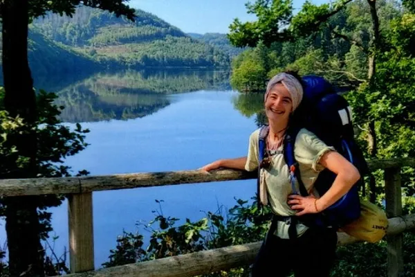 Lara Wolf am See mit Rucksack – Naturerlebnis im Natur Retreat
