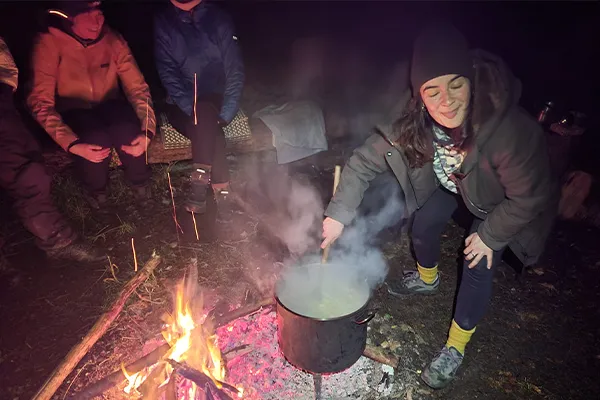 Lagerfeuer in der Natur mit Kochtopf – Gemeinschaft im Natur Retreat